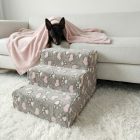 Bodza kutyalépcső 30 x 40 x 45cm - szürke alapon rózsaszín szívecskék és fehér kis tappancsok