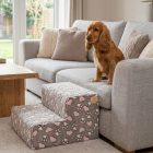 Funky kutyalépcső 30 x 50 x 50cm - szürke alapon rózsaszín szívecskék és fehér kis tappancsok