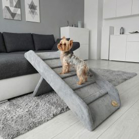 Praktikus kutyarámpa 10 cm magas oldal korláttal, ami megakadályozza, hogy kedvenced leugorjon oldalra.