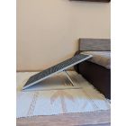 Szürke bútorlapos, szőnyeges futófelülettel bevont rámpa