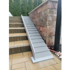 Oldalkorlátos kültéri rámpa.