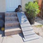 UV és vízálló gumival borított kutyarámpa lépcsőre.