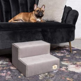 Kétfokos kutyalépcső, a kanapén egy francia bulldoggal.