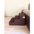 Szamojed kölyök barna kutyalépcsőjével.