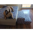 Szürke alapon fehér tappancs mintás kutyalépcső