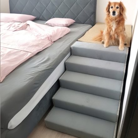 Bútorszövettel kárpitozott egyedi méretű kutyalépcső idős kutyusnak