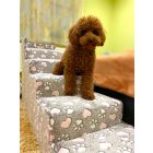 Korlátos lépcső rózsaszín szívecskés anyaggal uszkár kutyus