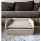 Elegáns kutyafekhely bézs bútorszövettel 