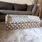 Kutyafekhely elől nézetből, csont alakú névtáblával