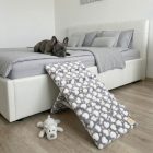 Lora kutyarámpa 80 x 40cm - szürke alapon fehér szívecskék és világítós pöttyök