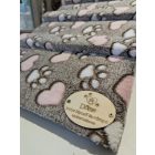 Molly kutyarámpa 80 x 30cm - szürke alapon rózsaszín szívecskék és fehér kis tappancsok