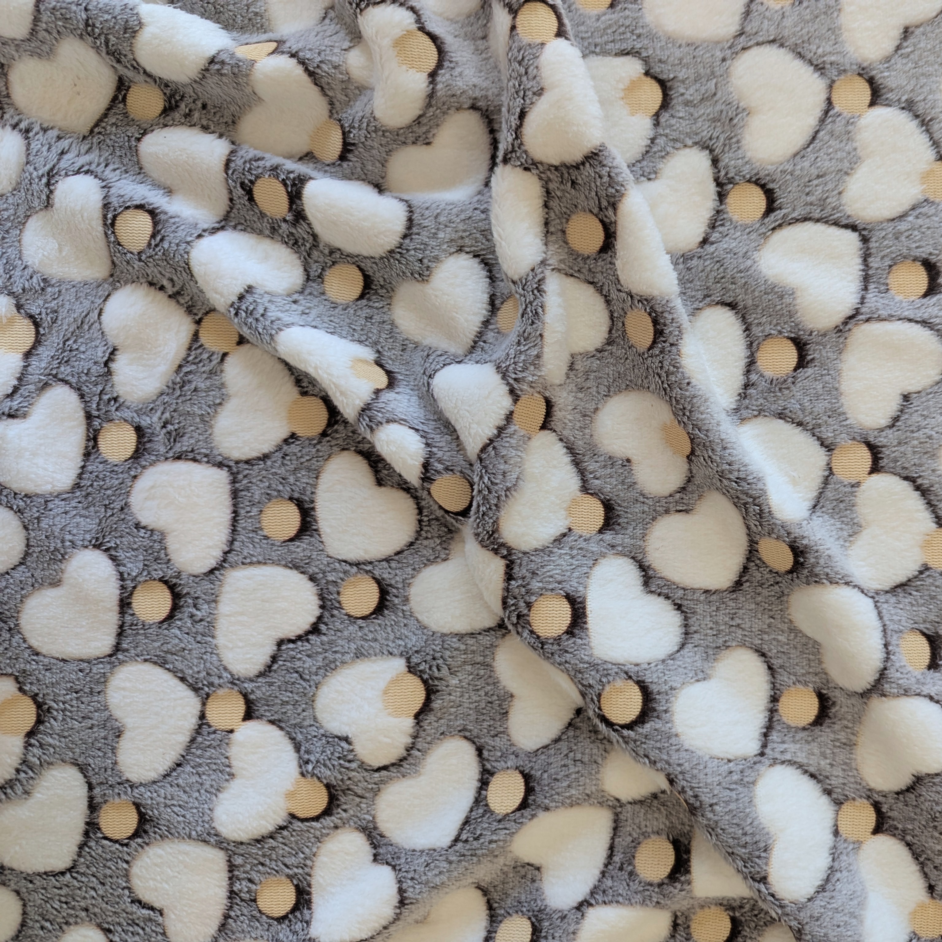 szürke alapon fehér szívecskék és világítós pöttyök